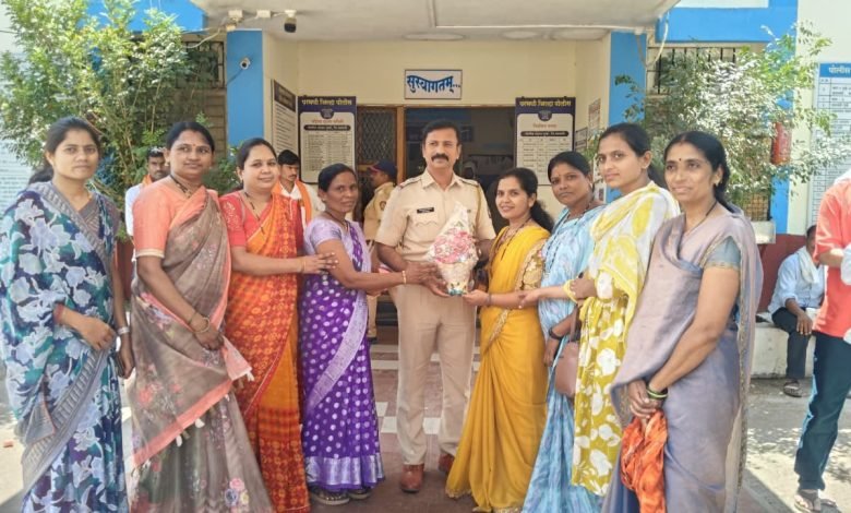 पूर्णा पोलीस ठाण्याचे नवीन पोलीस निरीक्षक सचिन बेंद्रे यांनी स्वीकारली सूत्रे महिला पोलीस पाटलांकडून जंगी स्वागत पूर्णा पोलीस ठाण्याचे नवीन पोलीस निरीक्षक सचिन बेंद्रे यांनी स्वीकारली सूत्रे महिला पोलीस पाटलांकडून जंगी स्वागत