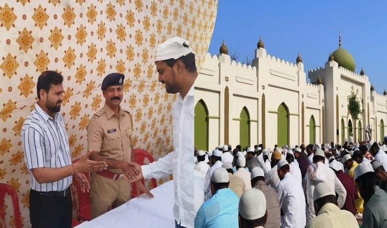 ईदगाह मैदानावर उत्साहात साजरी झाली बकरी ईद; मुस्लिम बांधवांची नमाजसाठी मोठी गर्दी ईदगाह मैदानावर उत्साहात साजरी झाली बकरी ईद; मुस्लिम बांधवांची नमाजसाठी मोठी गर्दी
