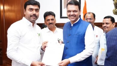 गंगाखेडच्या समस्या आणि गणेशपुरी मठ विकासासाठी आ. डॉ. रत्नाकर गुट्टे आक्रमक; मुख्यमंत्री देवेंद्र फडणवीस यांची घेतली भेट